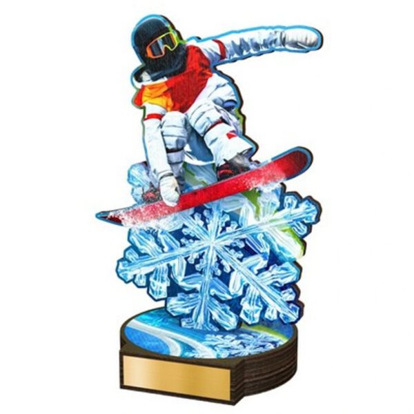 Een snowboarder springt over een milieuvriendelijke trofee.