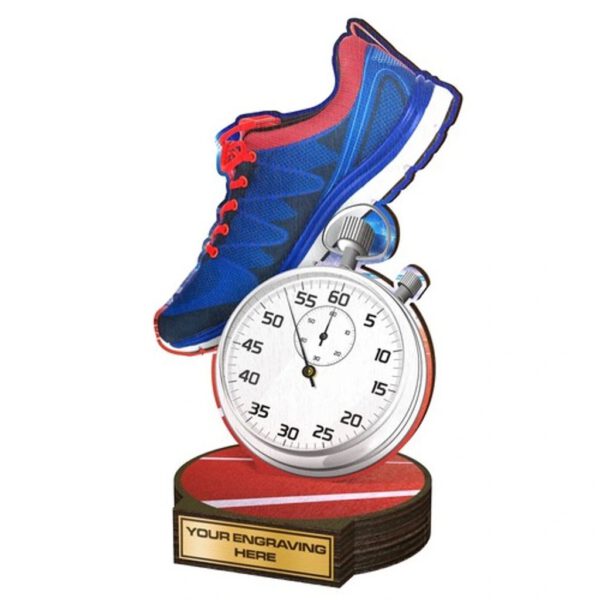 Een ecologische Houten Atletiek-Hardlopen Trofee met een rode en blauwe schoen erbovenop.