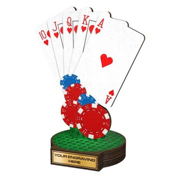 Ecologische houten trofee met vier pokerchips.