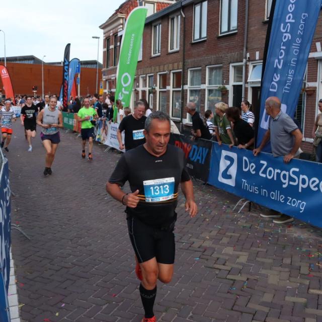 Een man die meedoet aan een ecologische marathonrace.