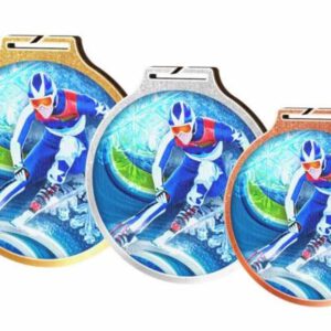 Drie milieuvriendelijke Medaille Skiën-trofeeën met een afbeelding van een skiër erop.