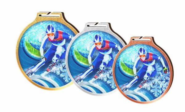 Drie milieuvriendelijke Medaille Skiën-trofeeën met een afbeelding van een skiër erop.