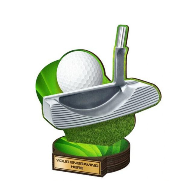 Een houten golftrofee met een putter en een golfbal.