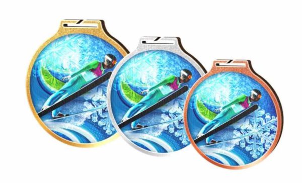 Drie Medaille Schansspringen trofeeën met een skiër erop.