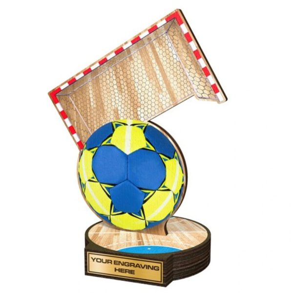 Een Houten Trofee zaalvoetbal met een voetbal.